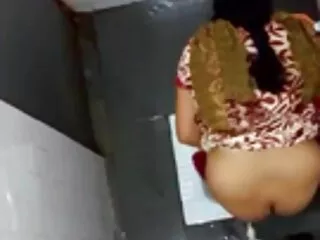 नेकेड बॉलिंग - मूवी सेक्सी फिल्म वीडियो में स्ट्राइक वन