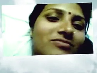 4 स्तन, 4 हाथ सेक्सी वीडियो मूवी में और 1 मुर्गा