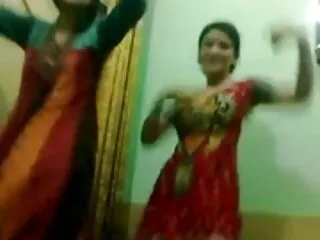 मिस्टी ब्लैक स्टॉकिंग्स और ब्रा में हिंदी में सेक्सी मूवी वीडियो में बहुत गर्म है