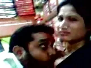 गोरा coed Ivy एक सेक्सी मूवी फिल्म हिंदी में पुराने दोस्त को मारता है