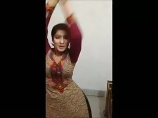 एक फुल मूवी वीडियो में सेक्सी कार R20 में दादी समूह