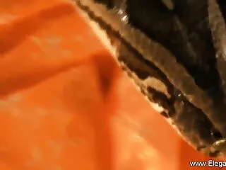 फिशनेट नायलॉन बाथरूम में सेक्सी मूवी और जूते में गोरे के साथ त्रिगुट